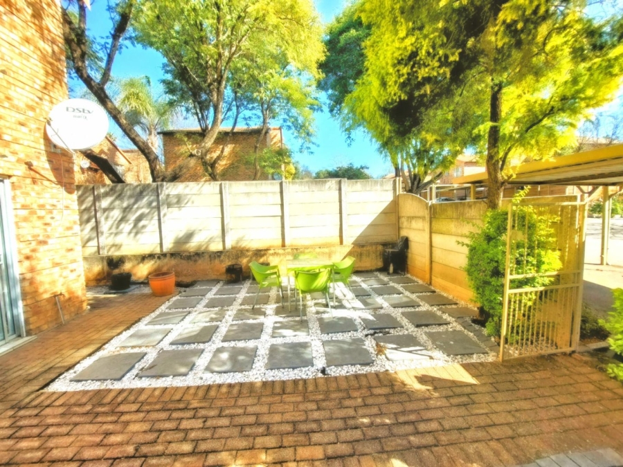 To Let 3 Bedroom Property for Rent in Sonneglans Gauteng