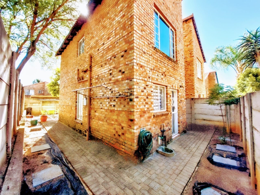 To Let 3 Bedroom Property for Rent in Sonneglans Gauteng