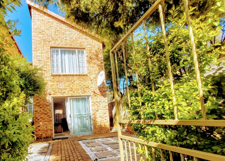 To Let 3 Bedroom Property for Rent in Sonneglans Gauteng