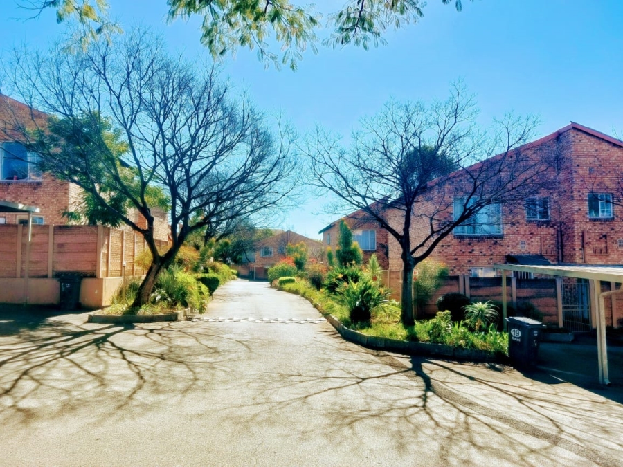 To Let 3 Bedroom Property for Rent in Sonneglans Gauteng