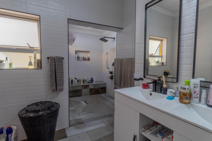 4 Bedroom Property for Sale in Zwartkop Gauteng