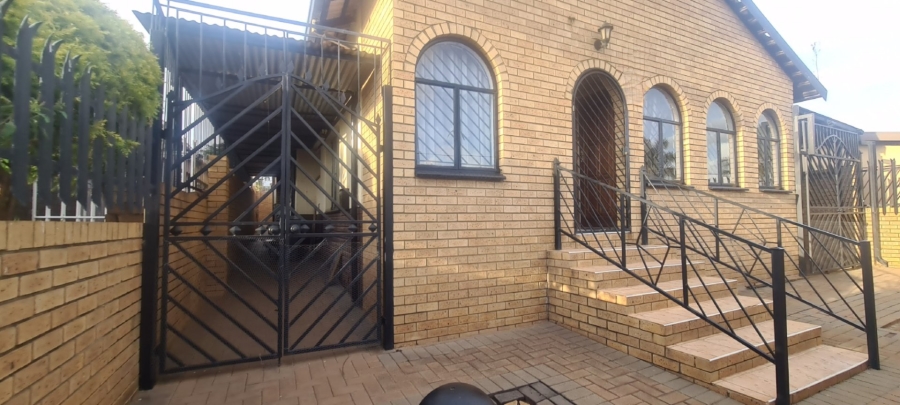 7 Bedroom Property for Sale in Laudium Gauteng