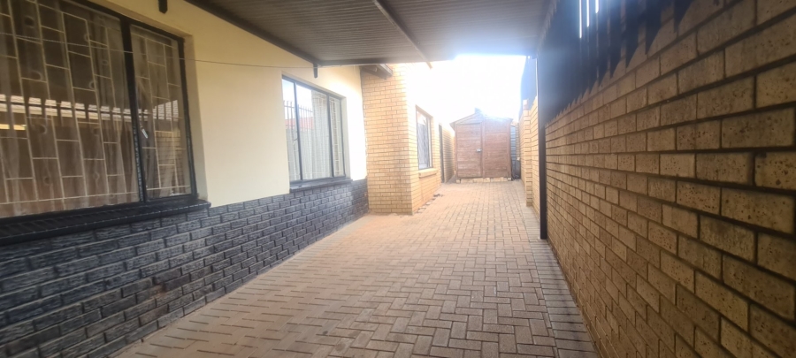 7 Bedroom Property for Sale in Laudium Gauteng