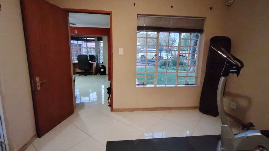 4 Bedroom Property for Sale in Rooihuiskraal North Gauteng