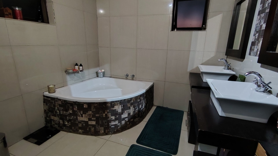 4 Bedroom Property for Sale in Rooihuiskraal North Gauteng