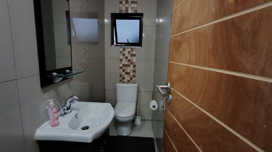 4 Bedroom Property for Sale in Rooihuiskraal North Gauteng
