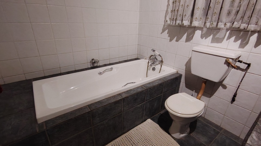 4 Bedroom Property for Sale in Rooihuiskraal North Gauteng