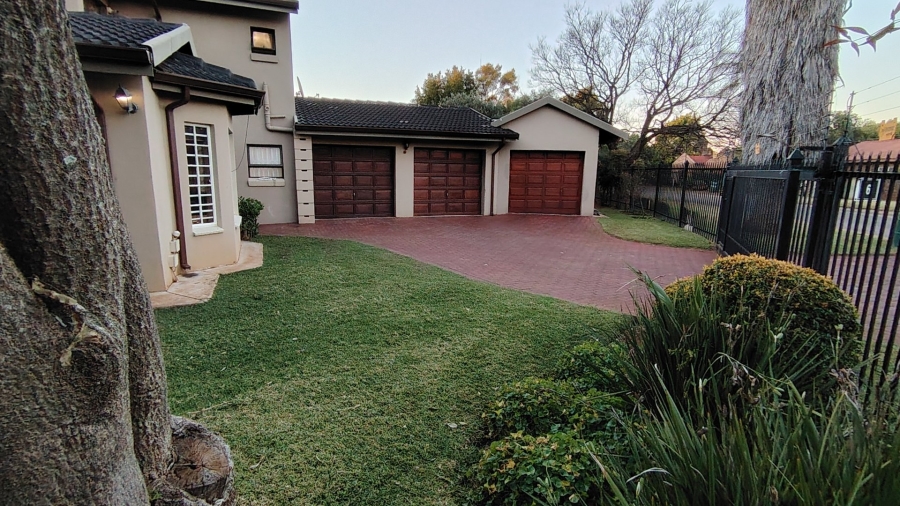 4 Bedroom Property for Sale in Rooihuiskraal North Gauteng