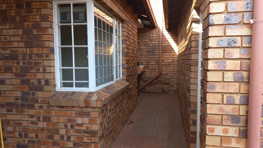 To Let 3 Bedroom Property for Rent in Ridgeway Gauteng