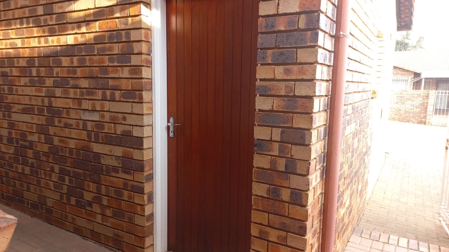 To Let 3 Bedroom Property for Rent in Ridgeway Gauteng
