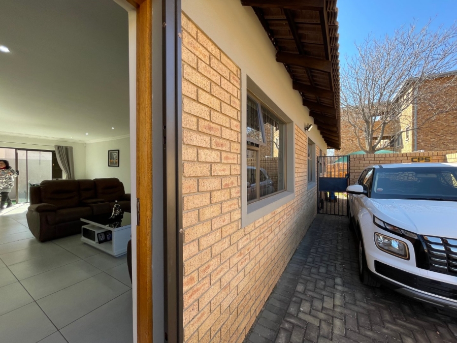 3 Bedroom Property for Sale in New Redruth Gauteng