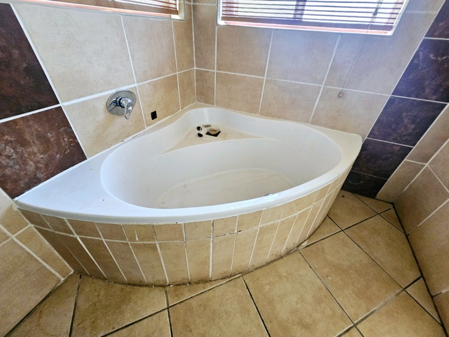 To Let 3 Bedroom Property for Rent in Monavoni Gauteng