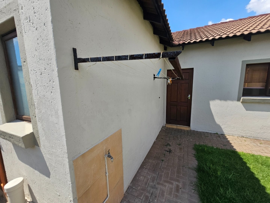 To Let 3 Bedroom Property for Rent in Monavoni Gauteng