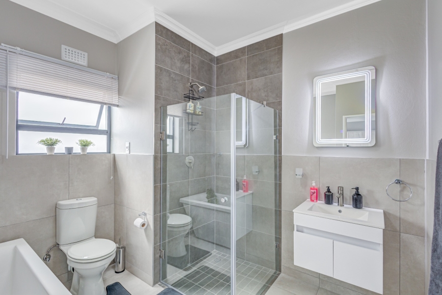 To Let 4 Bedroom Property for Rent in Glen Austin Gauteng