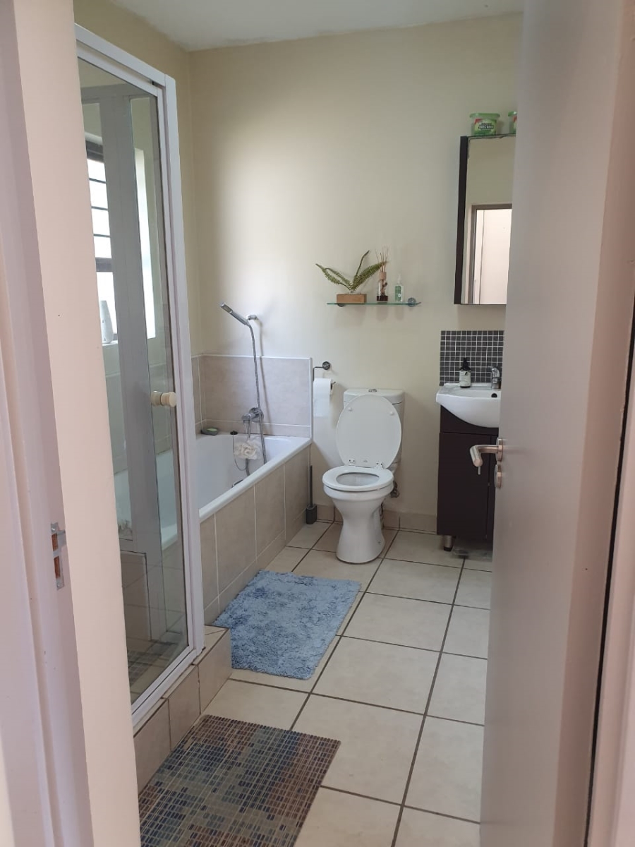 To Let 2 Bedroom Property for Rent in Broadacres Gauteng