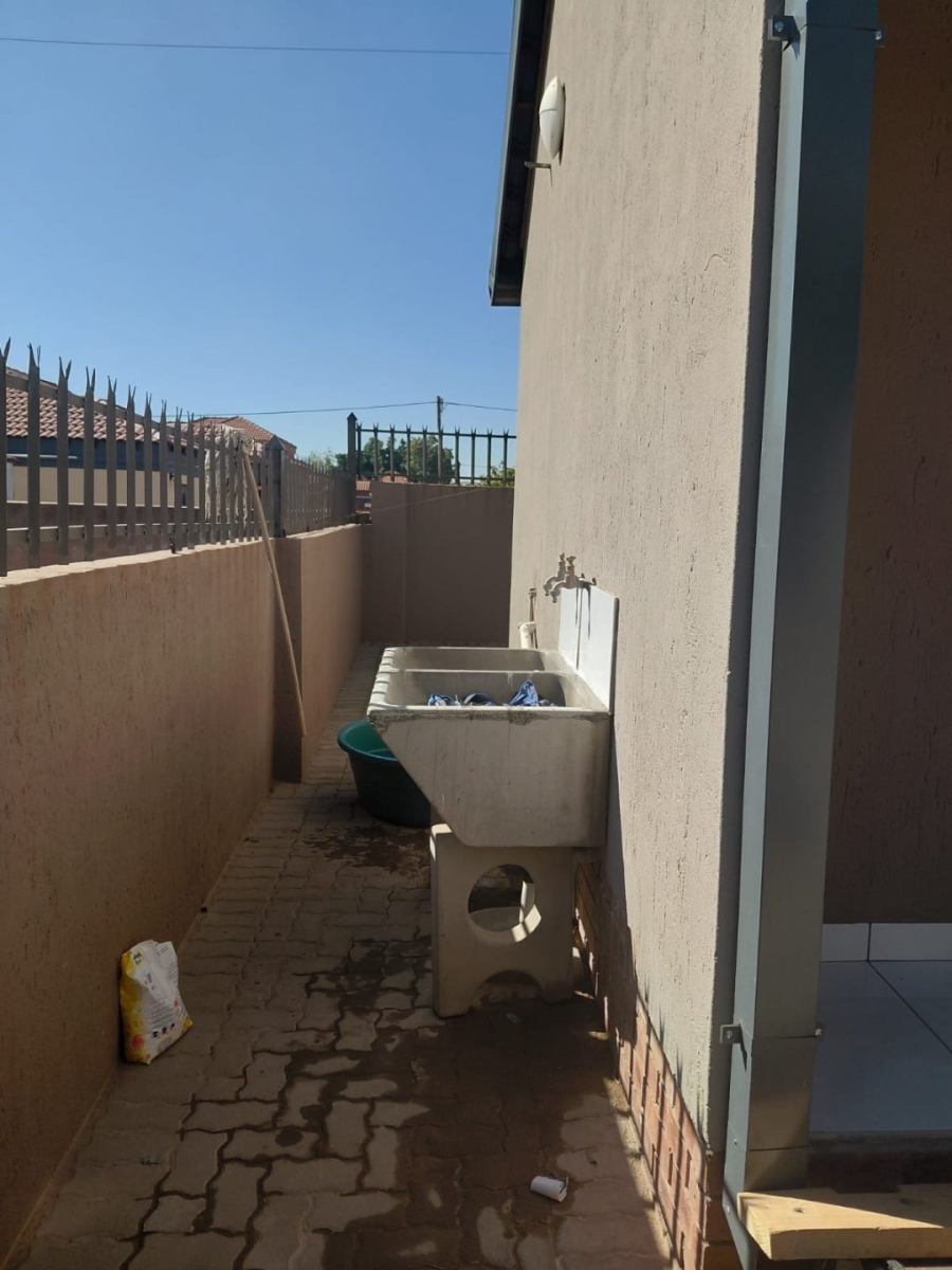 To Let 1 Bedroom Property for Rent in Soshanguve FF Gauteng
