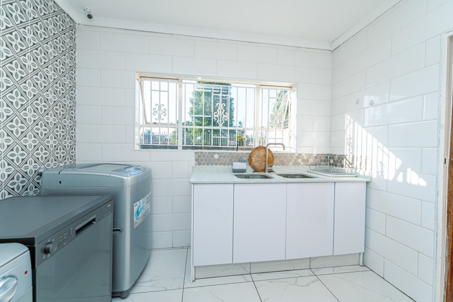 To Let 3 Bedroom Property for Rent in Fleurhof Gauteng
