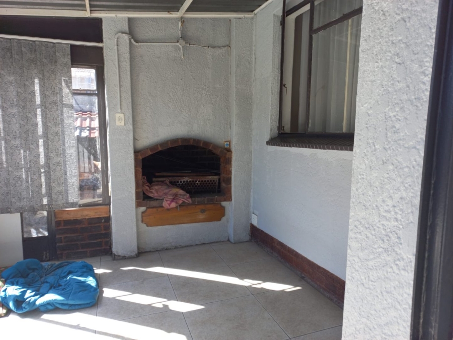 To Let 1 Bedroom Property for Rent in Mondeor Gauteng
