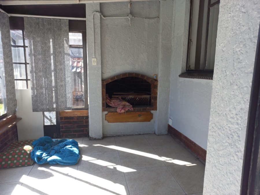 To Let 1 Bedroom Property for Rent in Mondeor Gauteng