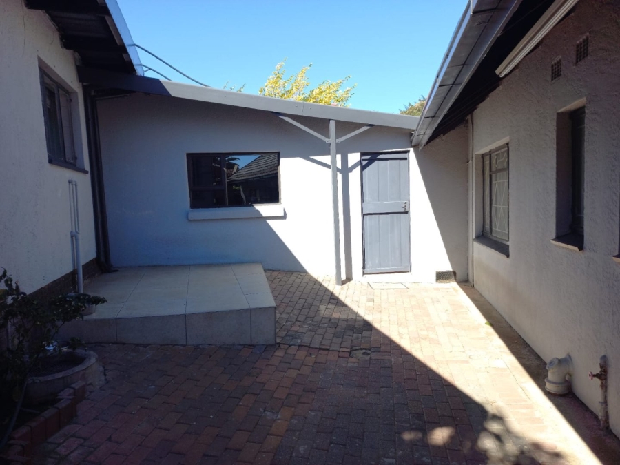 To Let 1 Bedroom Property for Rent in Mondeor Gauteng