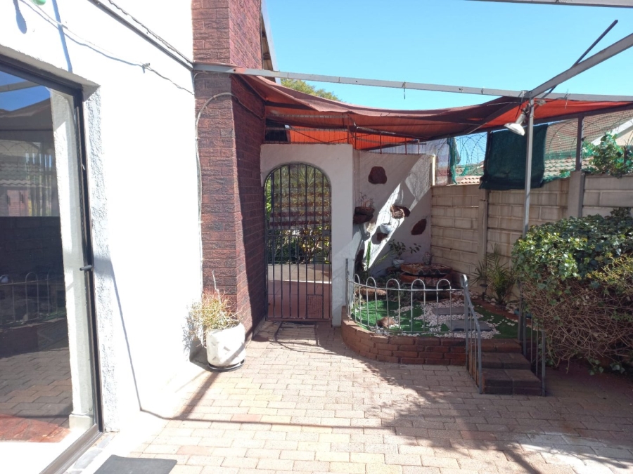 To Let 1 Bedroom Property for Rent in Mondeor Gauteng