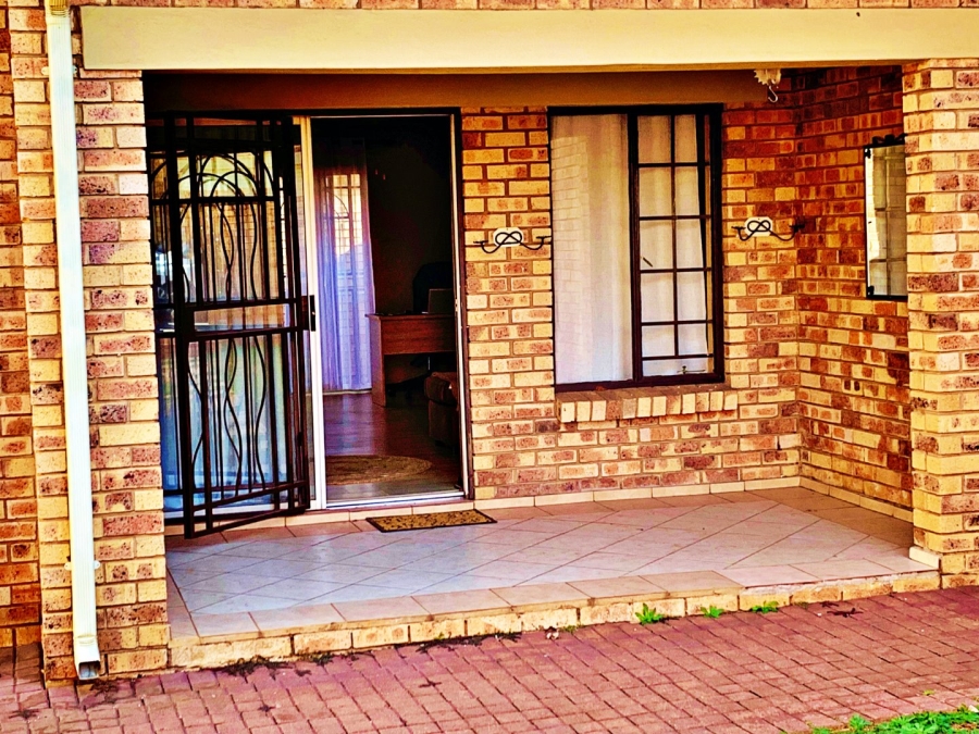 2 Bedroom Property for Sale in Die Hoewes Gauteng