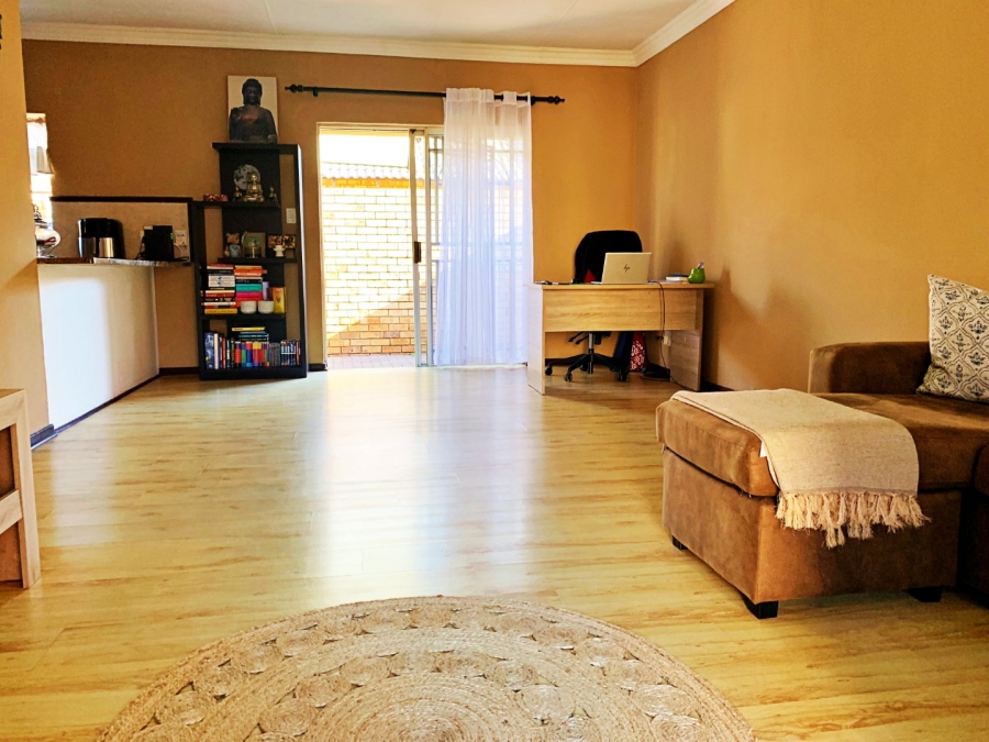 2 Bedroom Property for Sale in Die Hoewes Gauteng