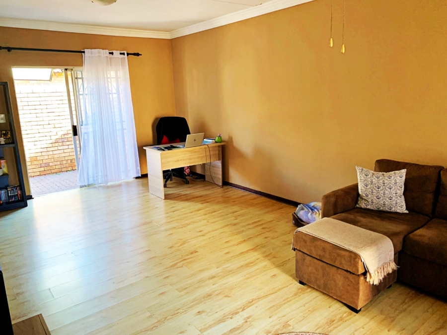 2 Bedroom Property for Sale in Die Hoewes Gauteng
