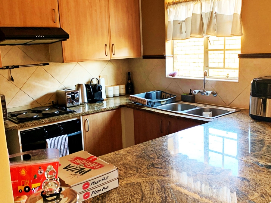2 Bedroom Property for Sale in Die Hoewes Gauteng