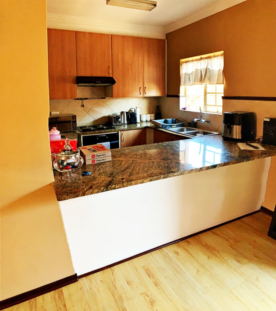2 Bedroom Property for Sale in Die Hoewes Gauteng