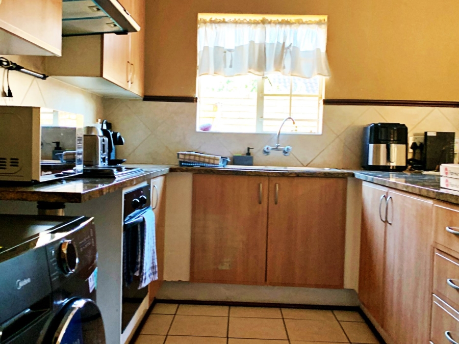 2 Bedroom Property for Sale in Die Hoewes Gauteng