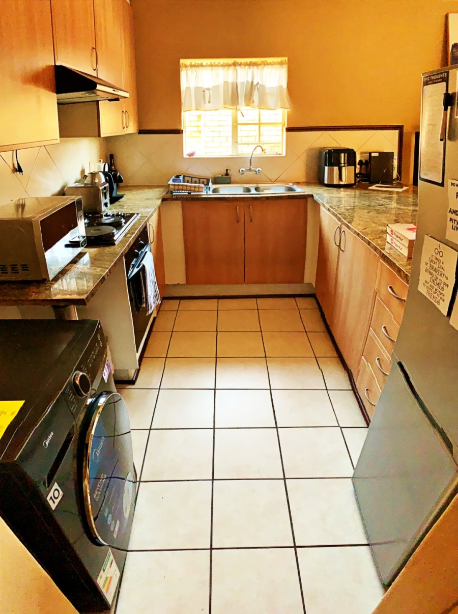 2 Bedroom Property for Sale in Die Hoewes Gauteng