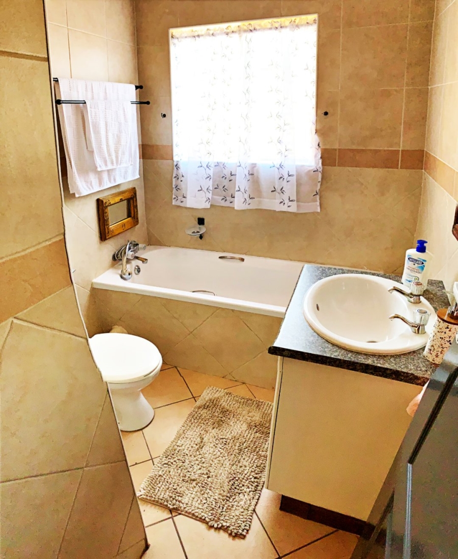 2 Bedroom Property for Sale in Die Hoewes Gauteng