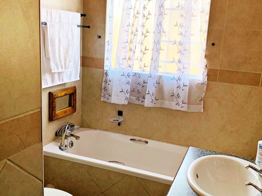 2 Bedroom Property for Sale in Die Hoewes Gauteng