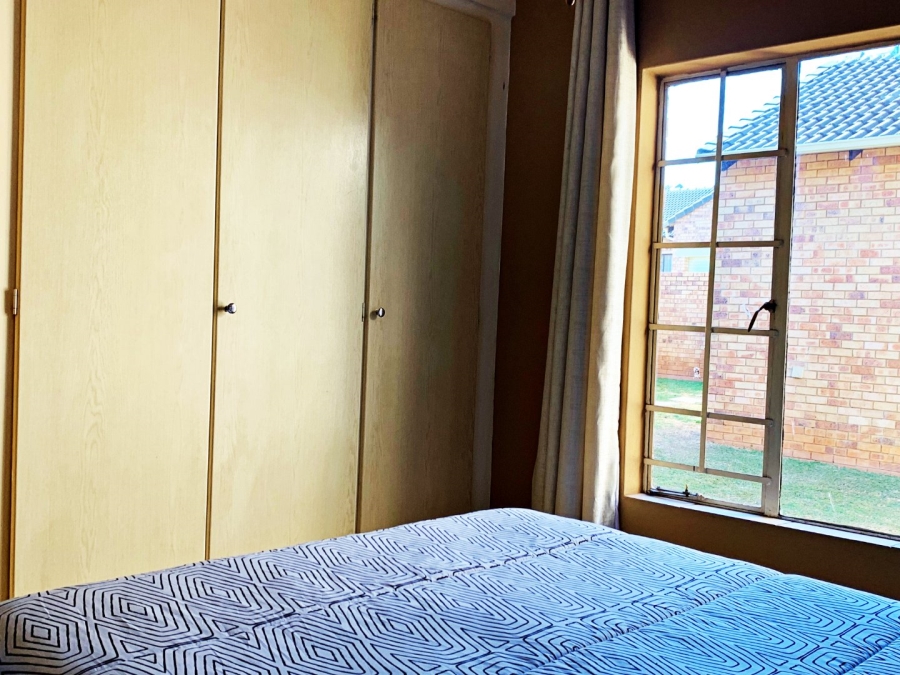2 Bedroom Property for Sale in Die Hoewes Gauteng