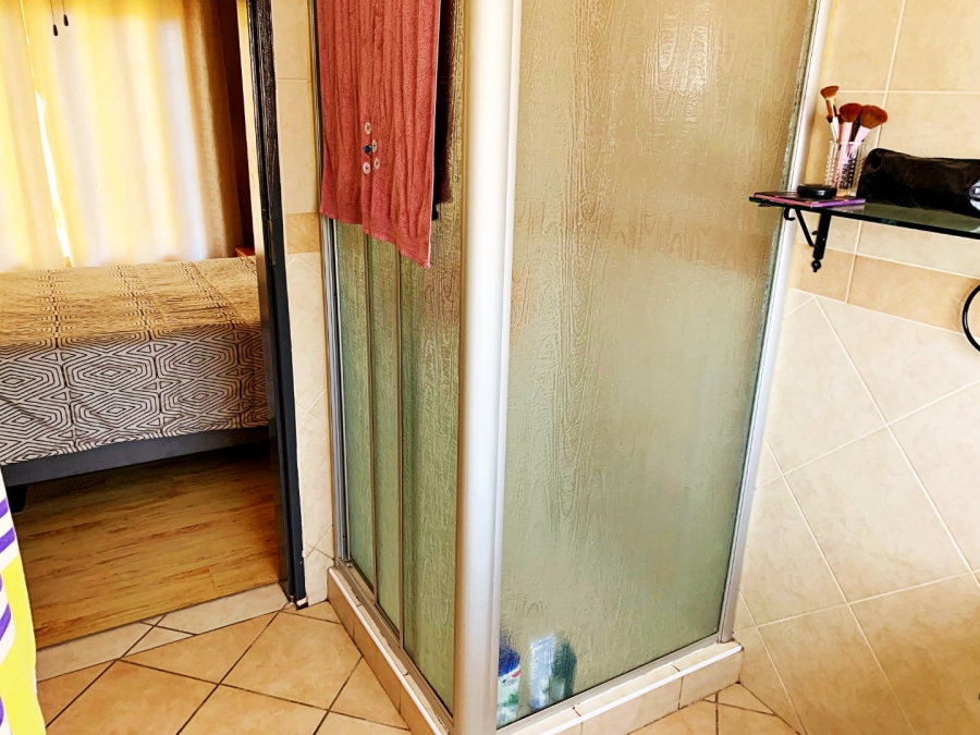 2 Bedroom Property for Sale in Die Hoewes Gauteng