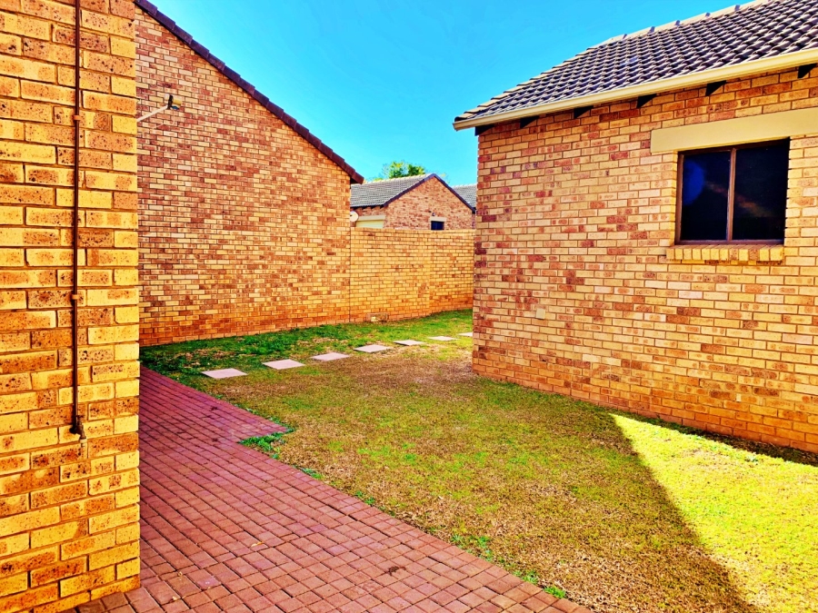 2 Bedroom Property for Sale in Die Hoewes Gauteng