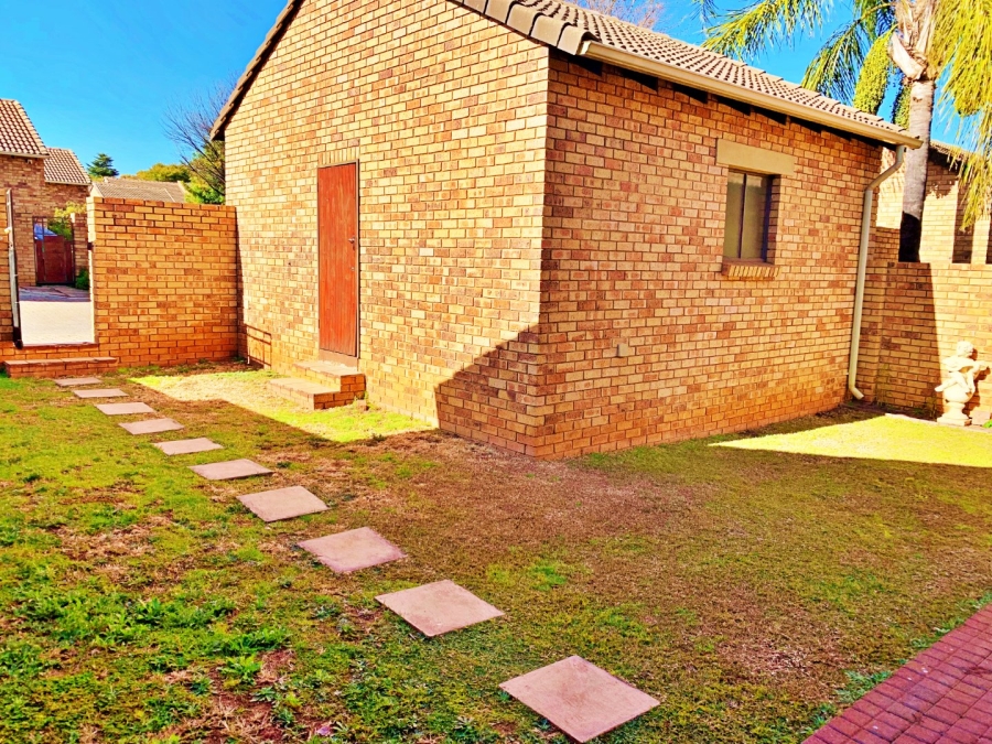 2 Bedroom Property for Sale in Die Hoewes Gauteng