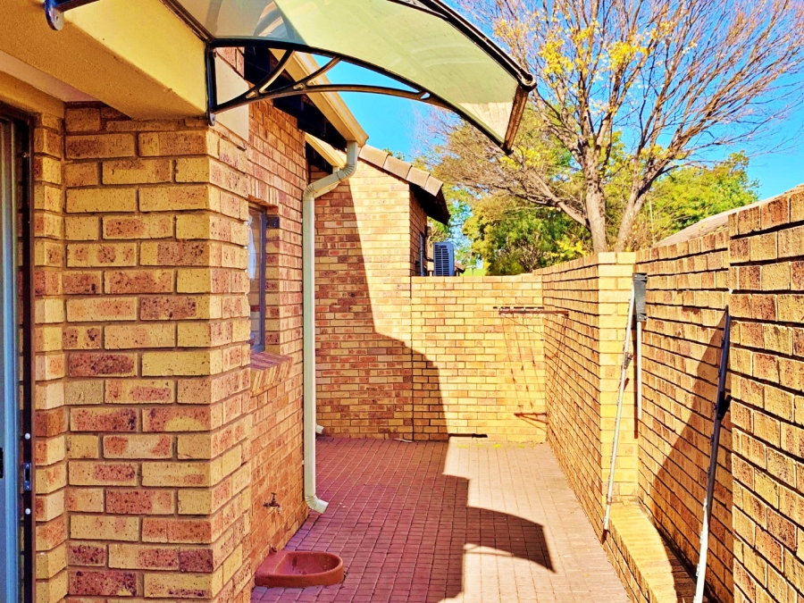 2 Bedroom Property for Sale in Die Hoewes Gauteng