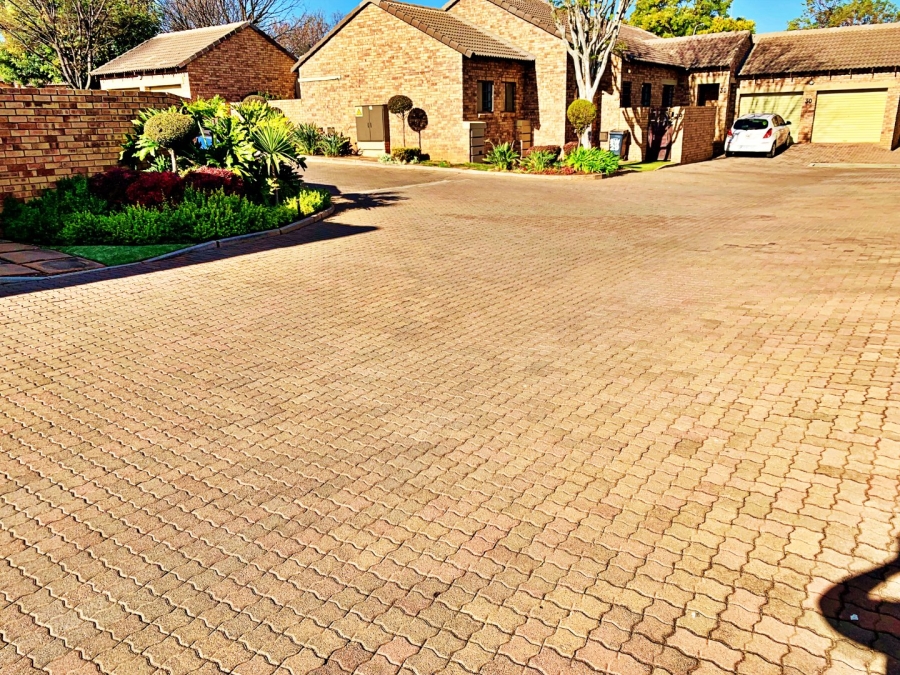 2 Bedroom Property for Sale in Die Hoewes Gauteng