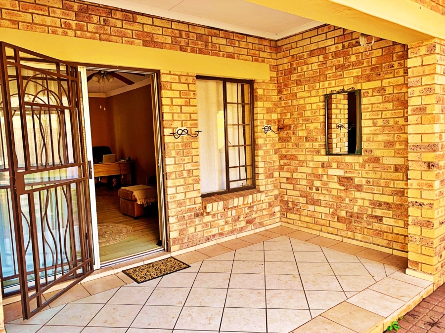 2 Bedroom Property for Sale in Die Hoewes Gauteng