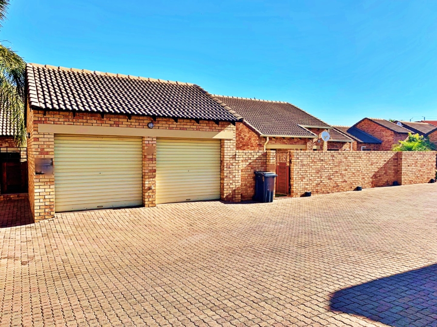 2 Bedroom Property for Sale in Die Hoewes Gauteng