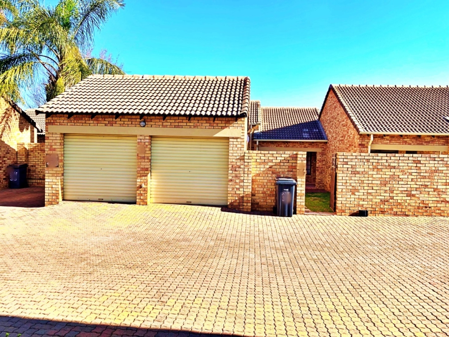 2 Bedroom Property for Sale in Die Hoewes Gauteng