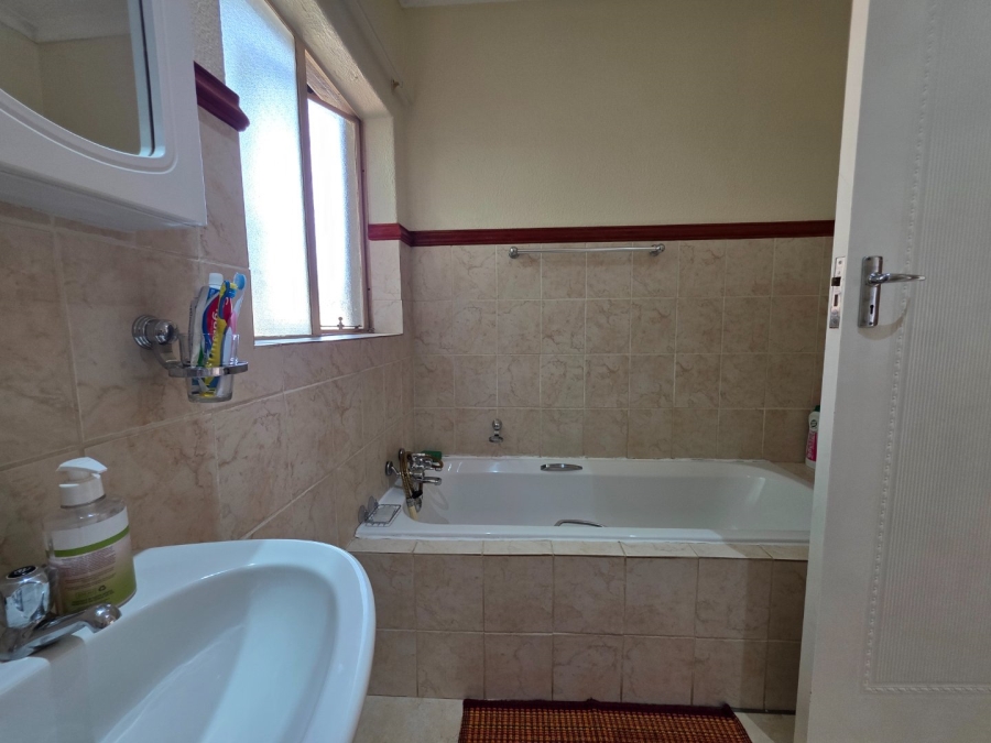 2 Bedroom Property for Sale in La Montagne Gauteng