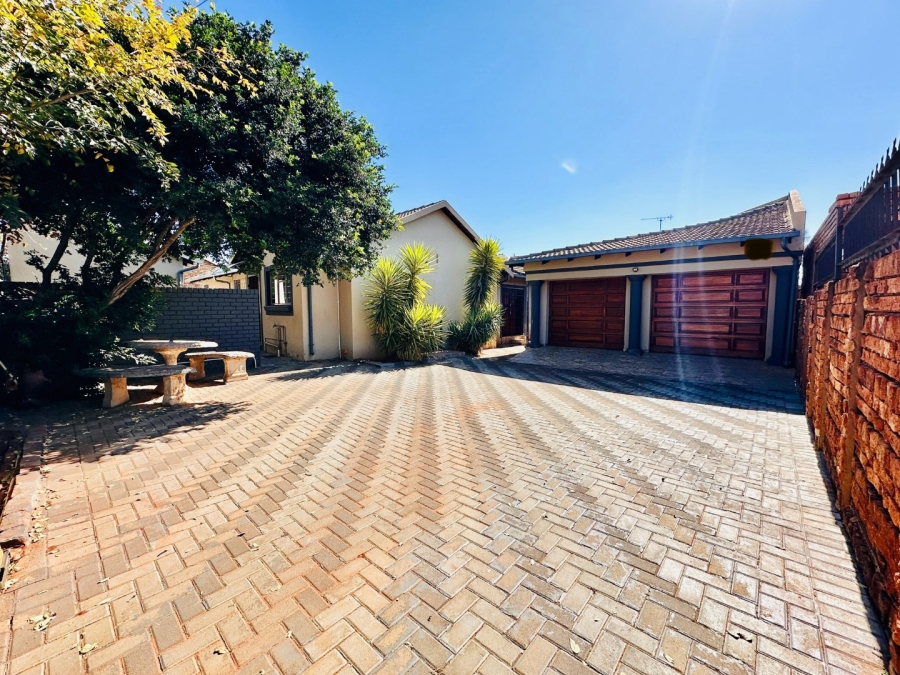 3 Bedroom Property for Sale in Dorandia Gauteng