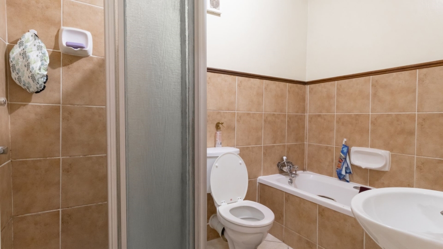 2 Bedroom Property for Sale in Die Hoewes Gauteng