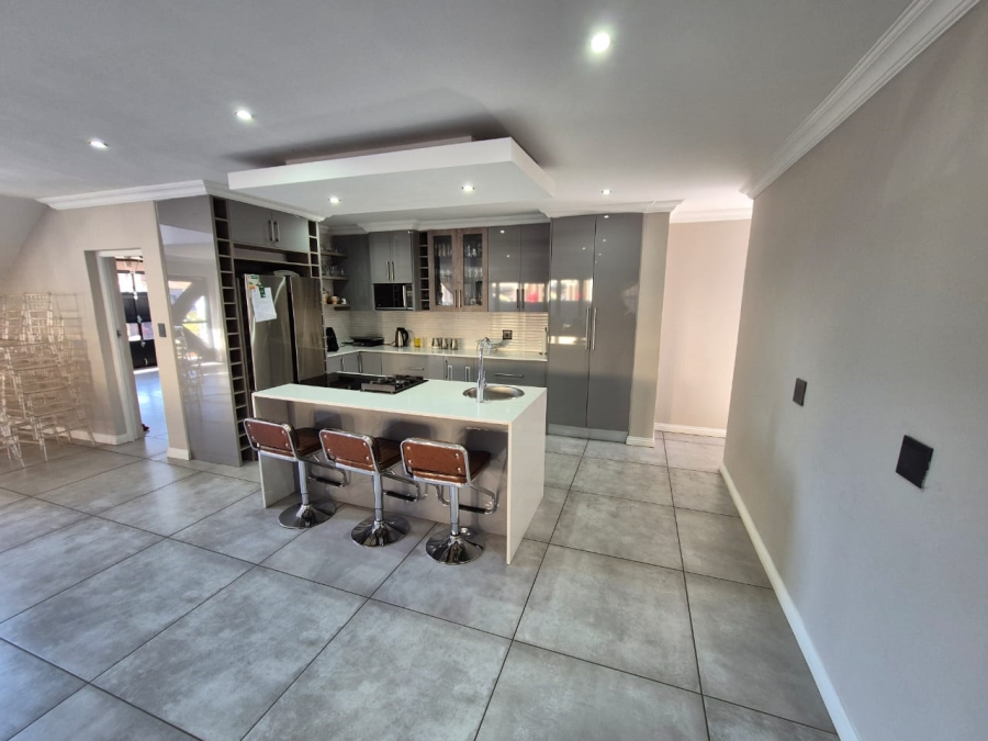 5 Bedroom Property for Sale in Theresa Park Gauteng