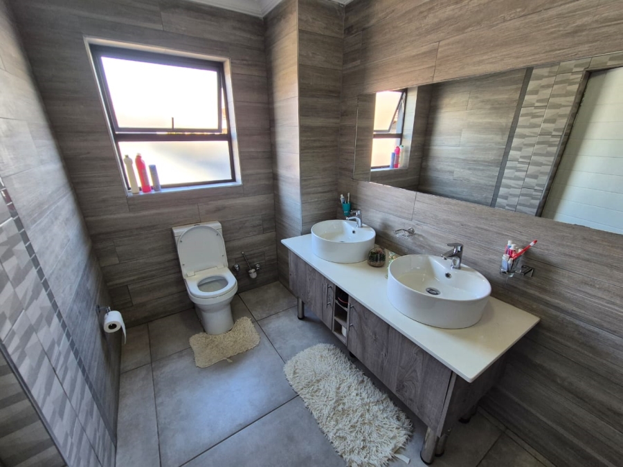 5 Bedroom Property for Sale in Theresa Park Gauteng
