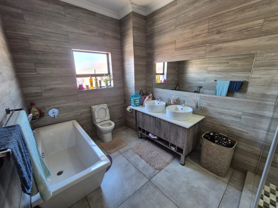 5 Bedroom Property for Sale in Theresa Park Gauteng