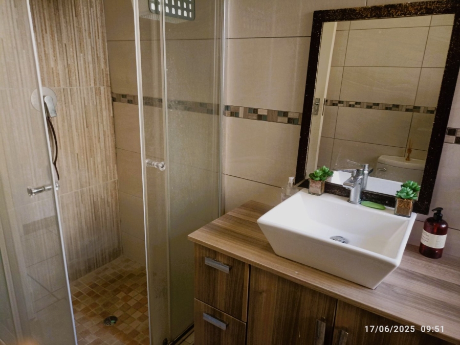 To Let 2 Bedroom Property for Rent in Sonneglans Gauteng